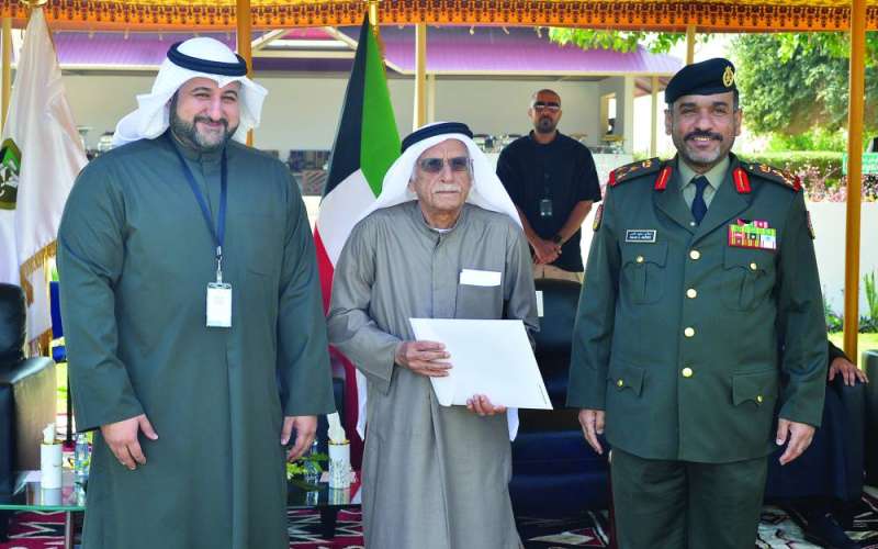 


تكريم المهندس عبدالعزيز الخباز أحد أقدم مؤسسي المنشآت العسكرية 