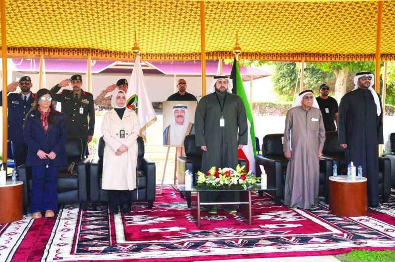 المشعل والحضور وقوفاً للسلام الوطني 	(تصوير سعود سالم) 