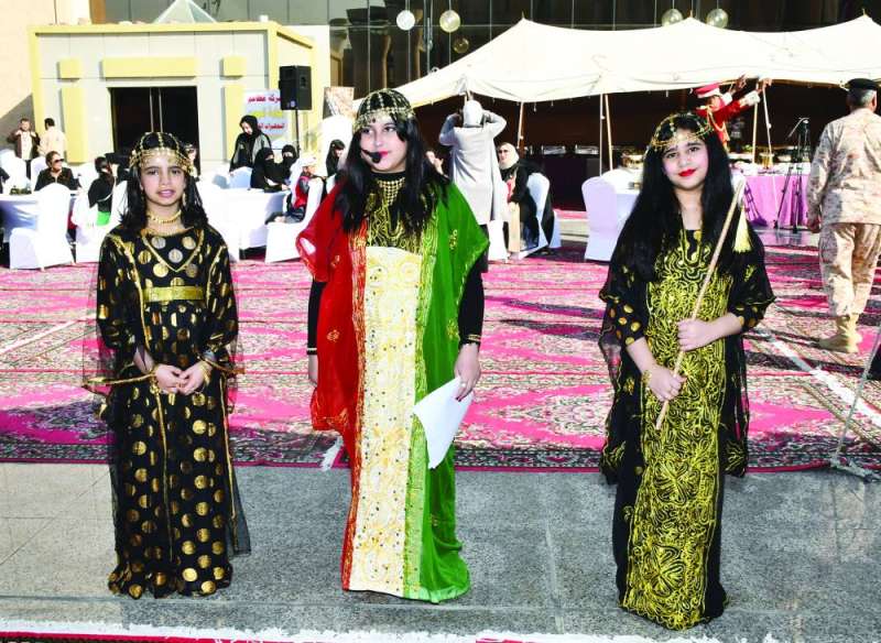 طالبة تلقي كلمة في حب الوطن