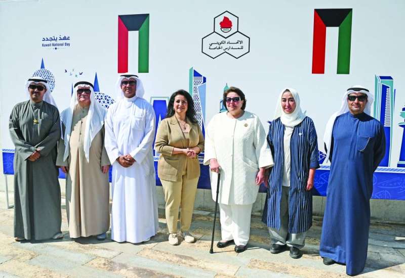 صورة جماعية لرئيس اتحاد المدارس الخاصة مع بعض الشخصيات التربوية