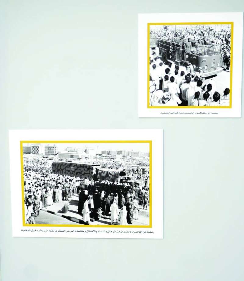 صورتان لمشاركة المواطنين وسيارات الإطفاء في المسيرة الأولى