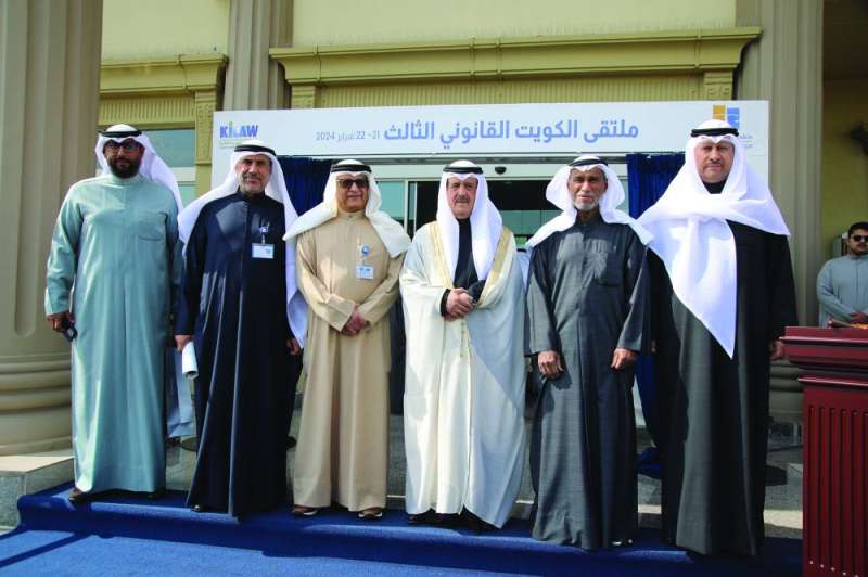 الوزير الغريب يتوسط قيادات الكلية 