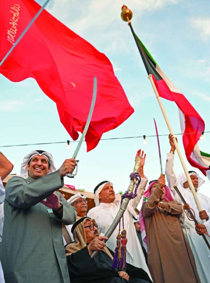 


وزير الإعلام مُلوّحاً بسيف الفخر	(تصوير نايف العقلة) 