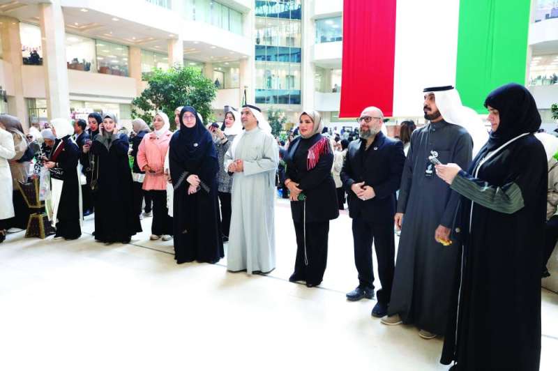 


الحجرف يتوسط قياديي وموظفي الوزارة خلال الاحتفالية 