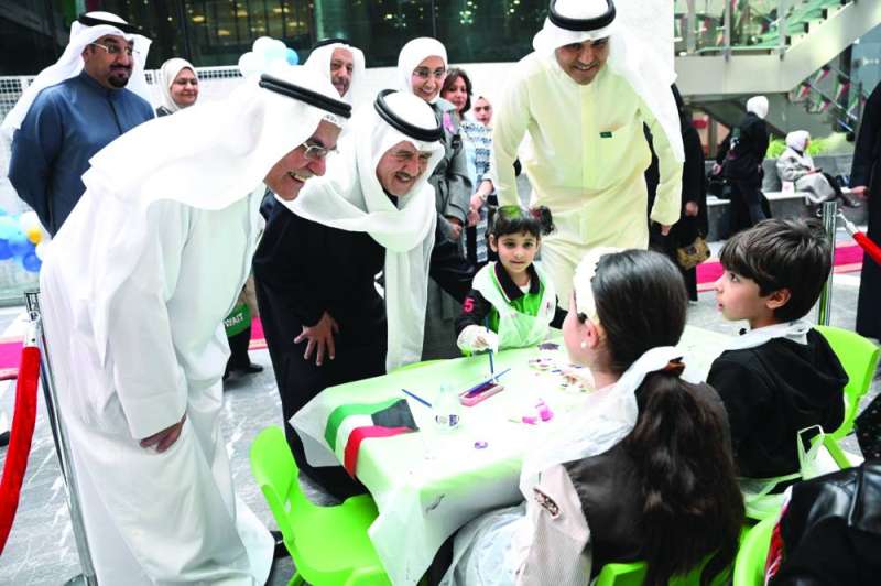 


الوزير الغريب والبرجس وعدد من مسؤولي القُصّر في حديث مع الأطفال	 (تصوير نايف العقلة) 