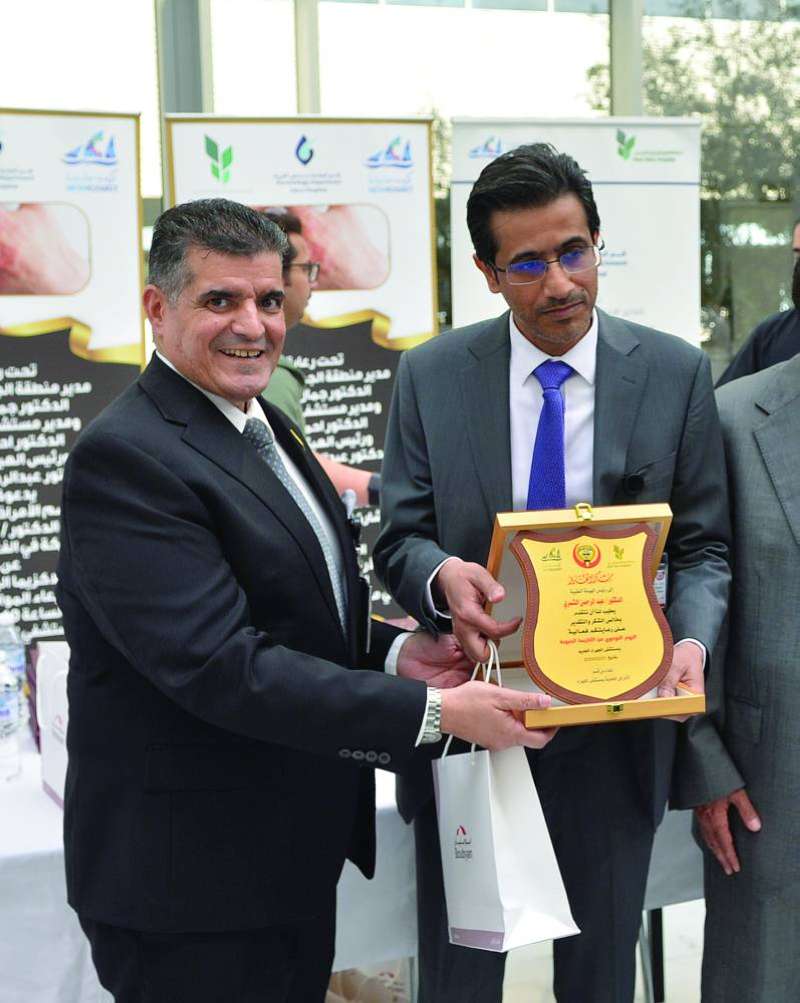 3العتيبي مكرماً أحد المشاركين