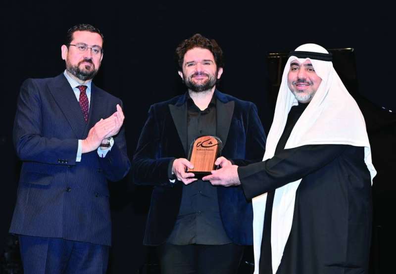 الزامل مكرّماً فيرنانديث بحضور السفير الإسباني