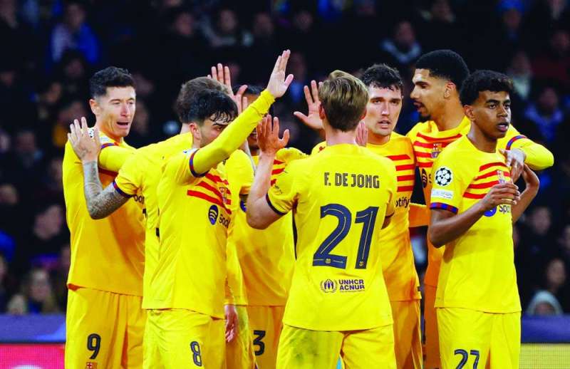 لاعبو برشلونة خلال المباراة مع نابولي