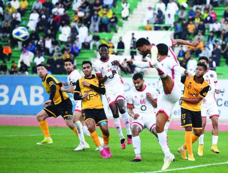 


يوسف ناصر لاعب الكويت مسدداً الكرة برأسه 