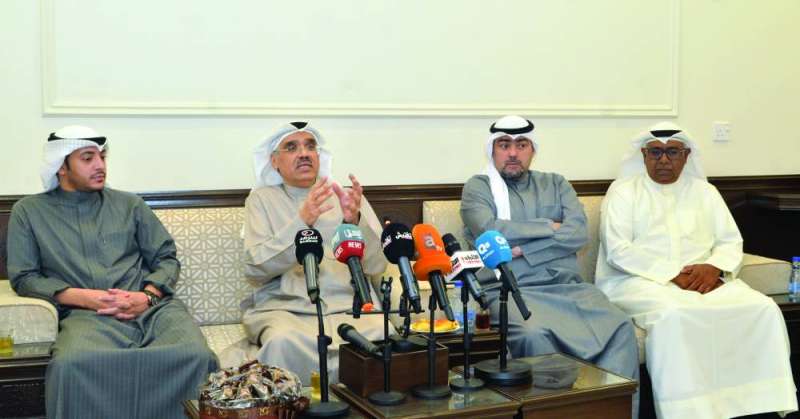  المتحدثون في الندوة (تصوير سعود سالم)