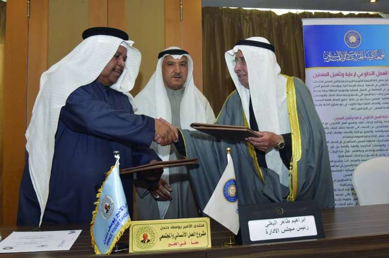 البغلي والدوسري عقب توقيع المذكرة 