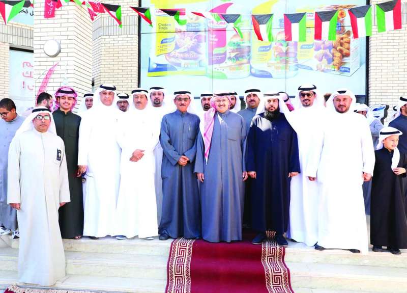 


وزير الشؤون يتوسط عدداً من أهالي المدينة 