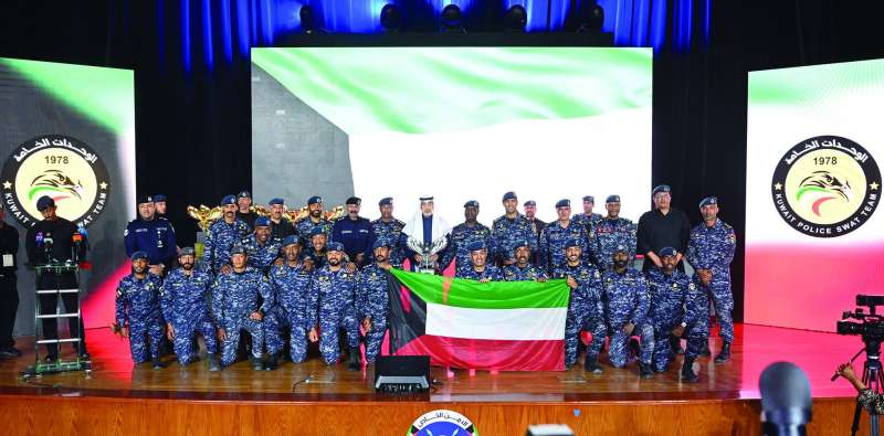  الوزير اليوسف متوسطاً فريق القوات الخاصة بعد فوزه بالبطولة	 (تصوير أسعد عبدالله) 