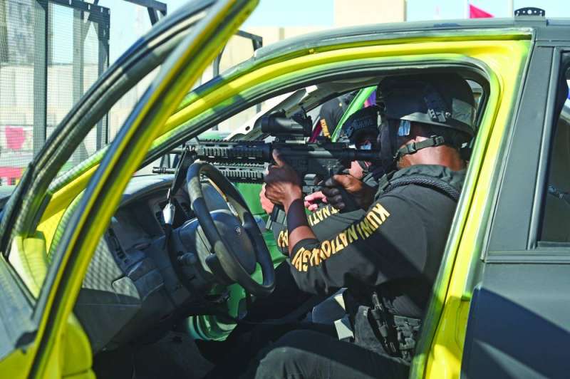 


الرماية من داخل المركبة 