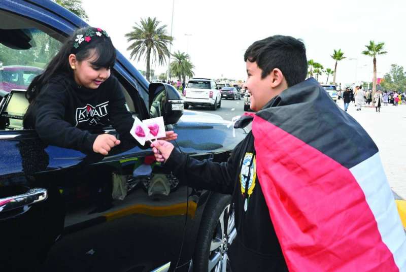 طفل يوزع الحلوى على المحتفلين 