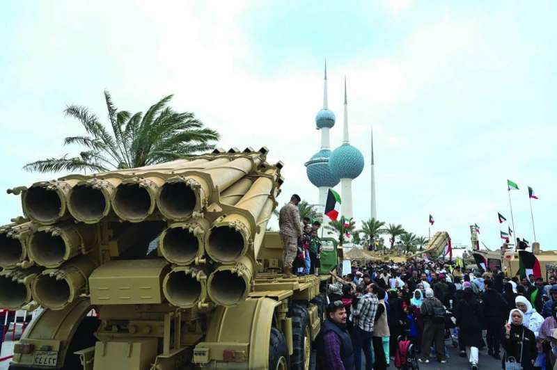 جموع كبيرة في معرض وزارة الدفاع على شارع الخليج 