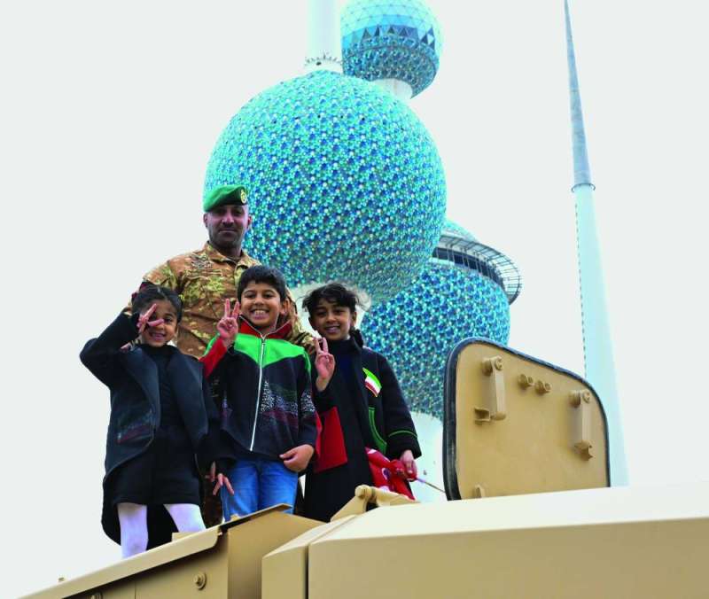 أطفال على مدرعة للجيش