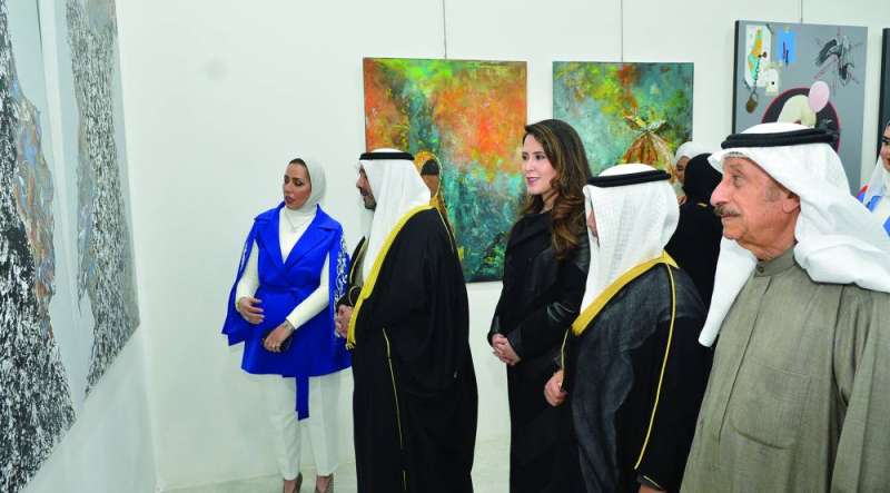 


صباح الناصر وحرمه ونجله برفقة عبدالرسول سلمان خلال جولة في المعرض  