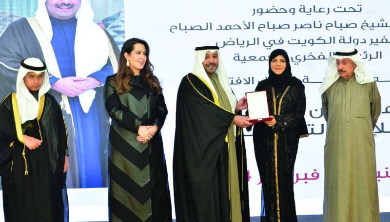 


صباح الناصر مقلّداً أمينة الفارسي جائزتها 