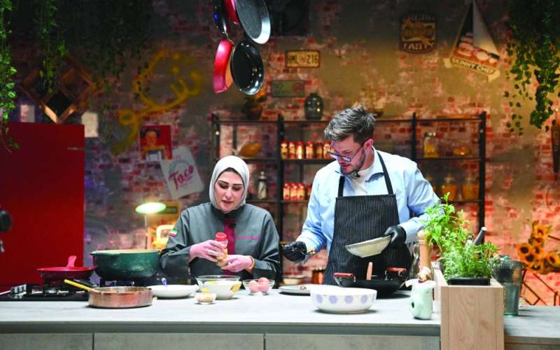 


ماركو واضعاً لمساته على طبق ضيفته	 (تصوير نايف العقلة) 