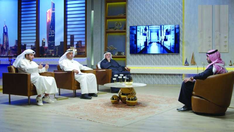 


الزميل عبدالله بوفتين مستضيفاً ممثلي التيارات السياسية 