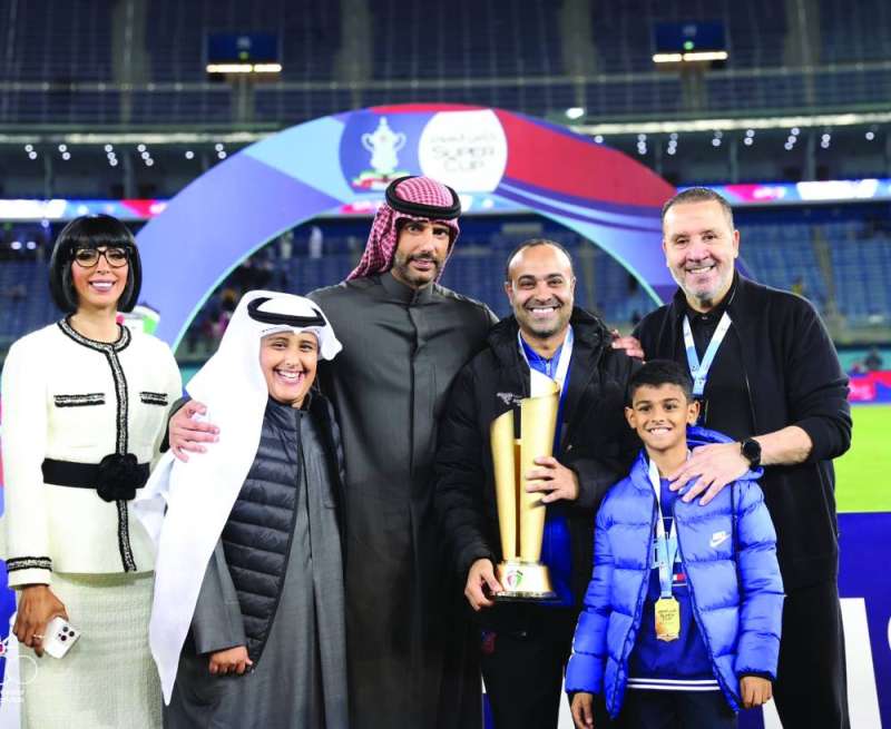 


الغانم ومعلول يحتفلان بالكأس مع عادل عقلة وبلسم الأيوب 