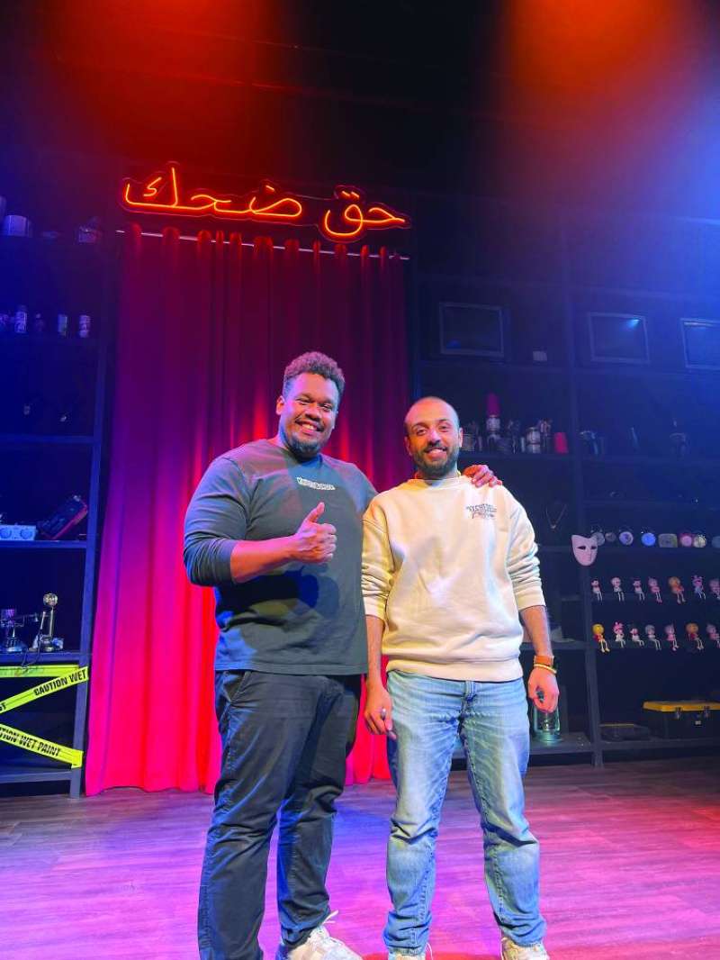 


يوسف المانع برفقة المخرج المنفذ أحمد الفيلكاوي 