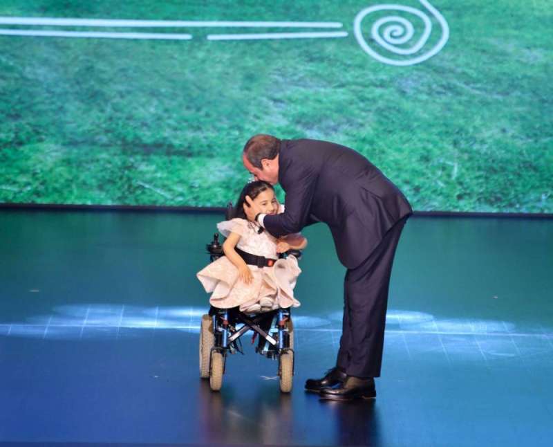 ... ويُقبل رأس طفلة مصرية من ذوي الهمم