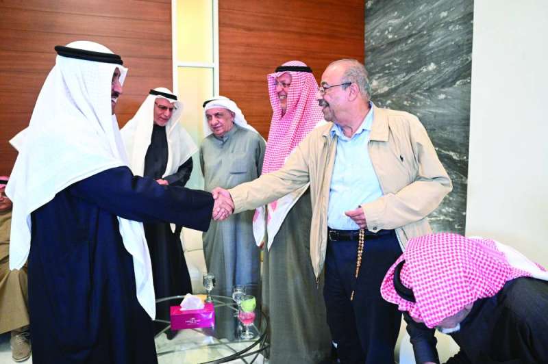 الفيلي مصافحاً البراك 