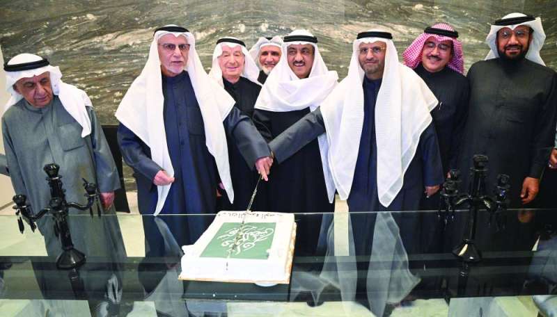 
قص قالب الحلوى عقب افتتاح الديوان 	(تصوير نايف العقلة) 