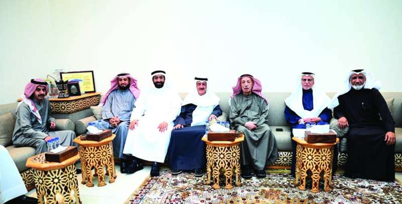 


 أمير قبيلة العوازم الشيخ فلاح بن جامع مستقبلاً في ديوانه وزير العدل والأوقاف فيصل الغريب وعدداً من المشاركين في افتتاح ديوان سهر والمعطش 