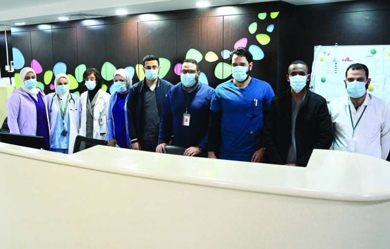 


الدكتورة العتيقي تتوسط فريق العناية المركزة 	 (تصوير نايف العقلة) 