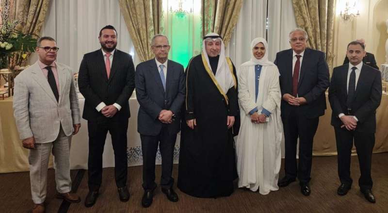 السفير ناصر الهين يتوسط الحضور خلال الحفل