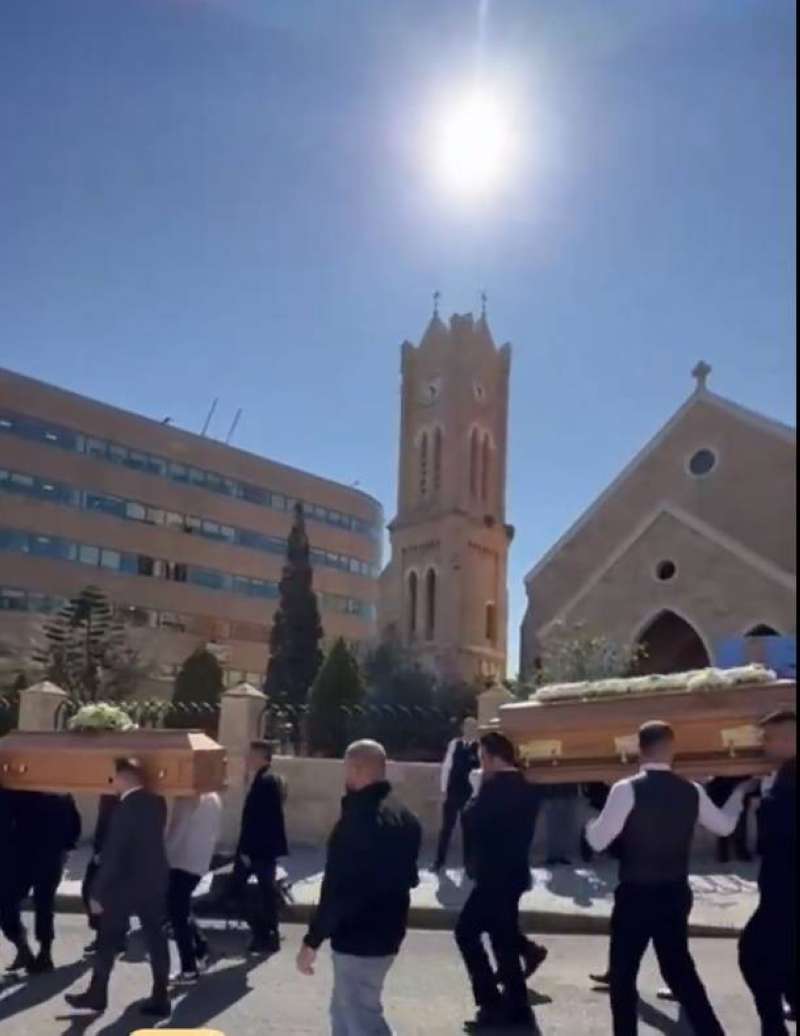 النعشان محمولان على الأكتاف