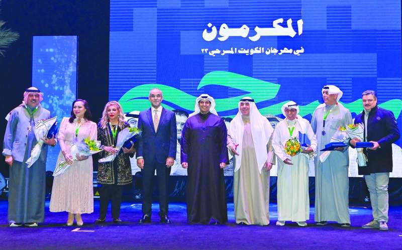 


المطيري والجسار مع المكرمين 	(تصوير سعود سالم) 