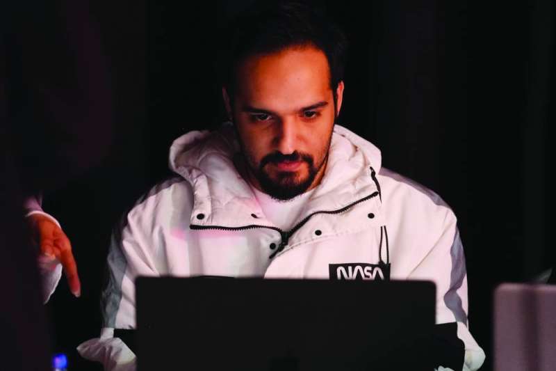 


محمد البلوشي يتابع مجريات التصوير 