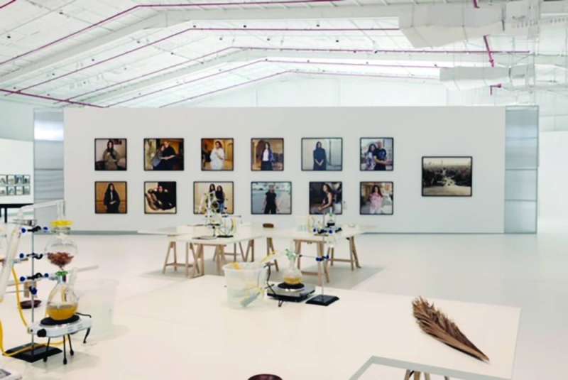 


لوحات لرسامين في المعرض 