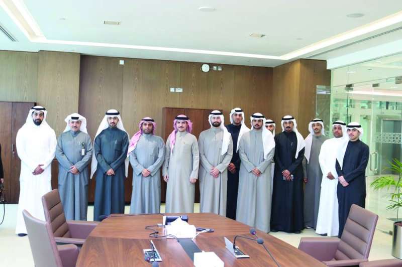 عبدالله المحري متوسطاً المحامين الجدد