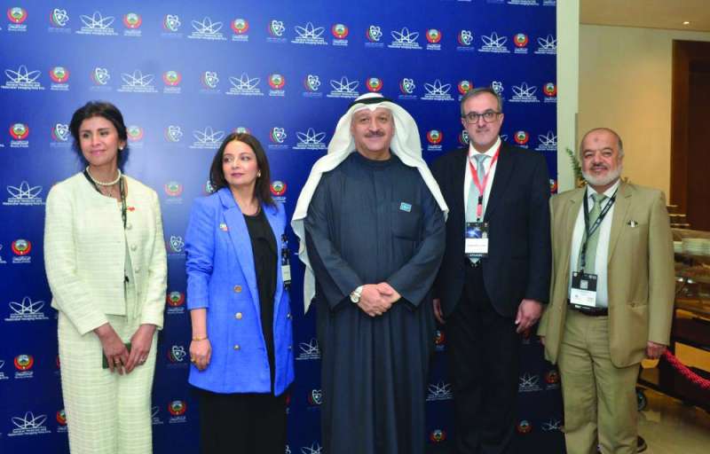 العوضي وعدد من الأطباء المشاركين في المؤتمر