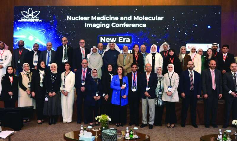 


لقطة جماعية للعوضي مع عدد من المشاركين في المؤتمر	 (تصوير سعود سالم) 