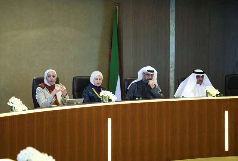 الحمدان مُتحدّثة في الاجتماع