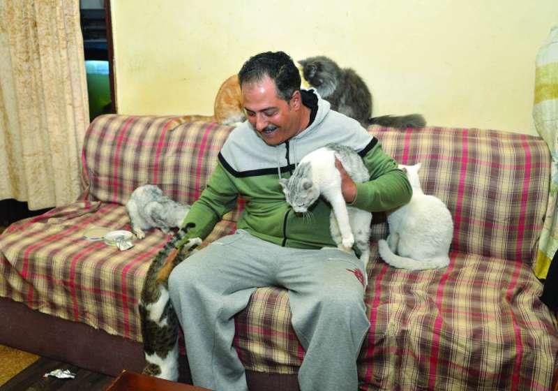 خالد الدسوقي بين أحبابه 	(تصوير سعود سالم) 