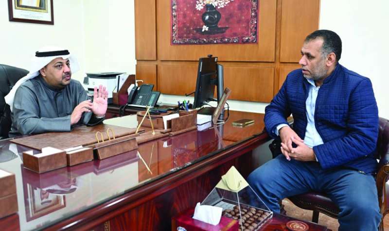 


الفارس متحدثاً للزميل عمر العلاس 