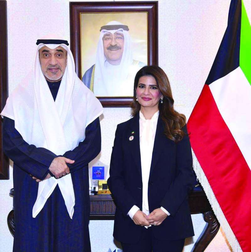 


الشيخ فهد اليوسف والمدير العام لـ«كونا» فاطمة السالم 