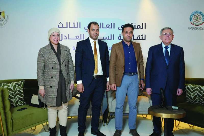 السنيورة مع ممثلي عدد من الصحف الكويتية