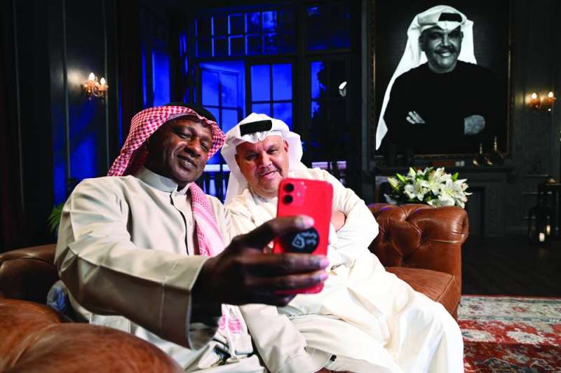 


«سيلفي» بين ماجد عبدالله و«بوشعيل» 