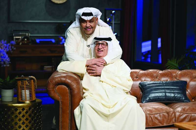 


نبيل شعيل يحتضن علي الريس 