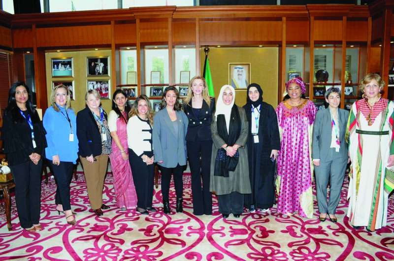 الشيخة ريما الصباح تتوسط أعضاء النادي 