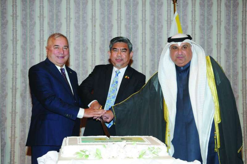 قطع قالب الحلوى