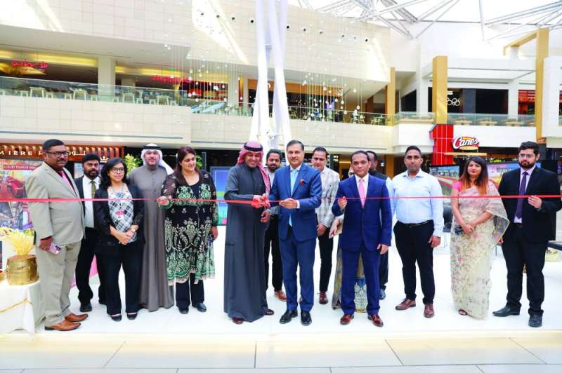 


المخيال والسفير الهندي يقصان شريط افتتاح المهرجان 